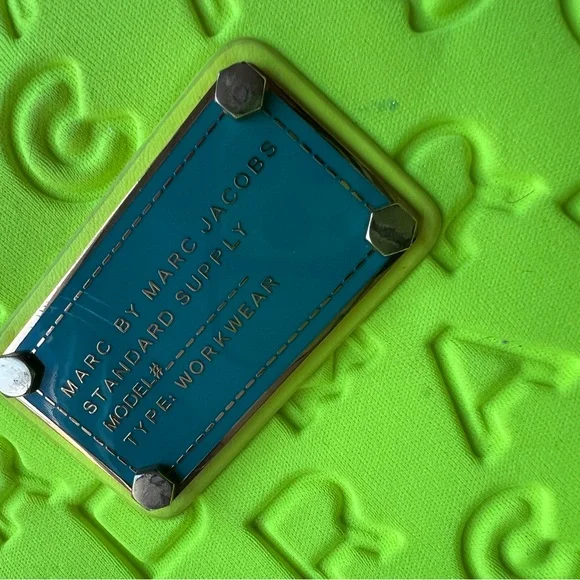Marc By Marc Jacobs Neon Yellow-Green Logo Embossed Laptop Sleeve w. Strap - Picture 2 of 7